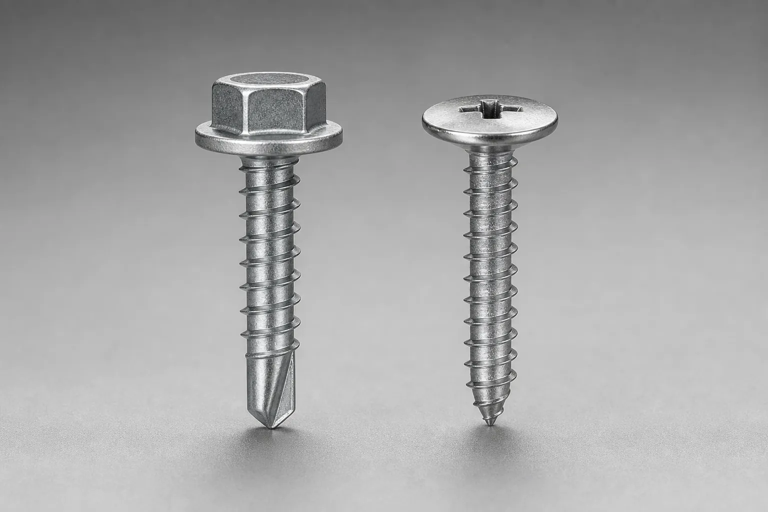 ภาพเปรียบเทียบหัวสกรูหกเหลี่ยม Hex Washer และหัวจาน Wafer วางคู่กันบนพื้นโลหะ